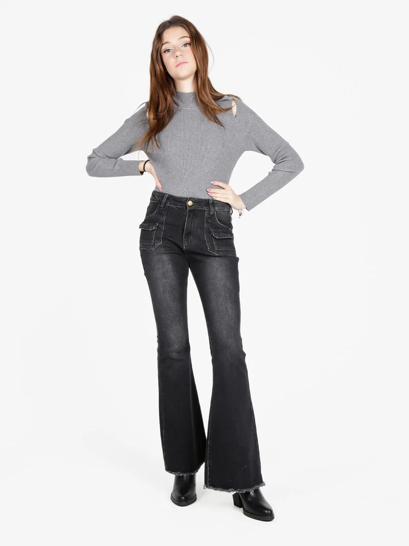 Jeans donna con tasche in vita e finale a zampa sfrangiato - nero