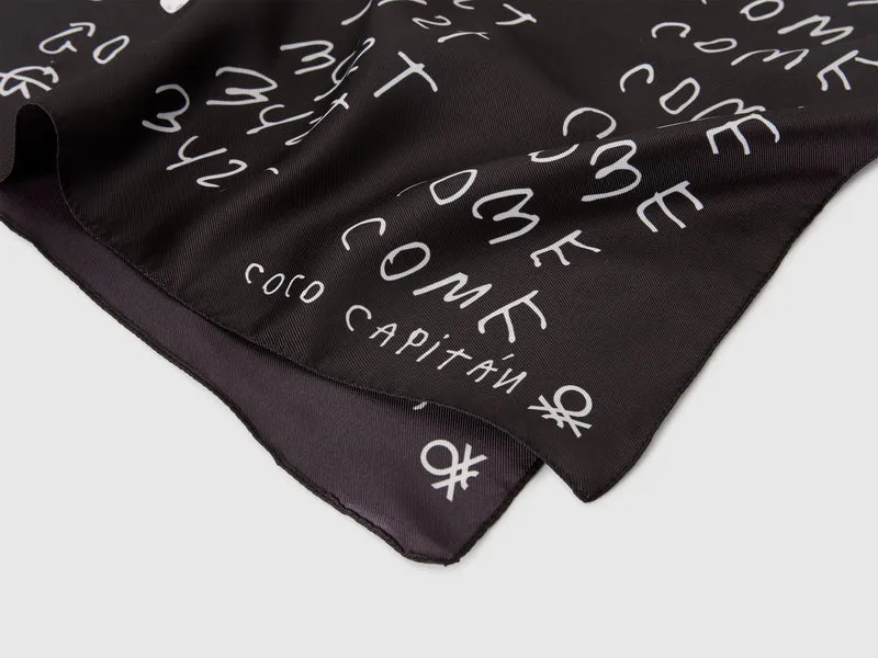 Schwarzer Schal mit Coco Capitán-Schriftzug