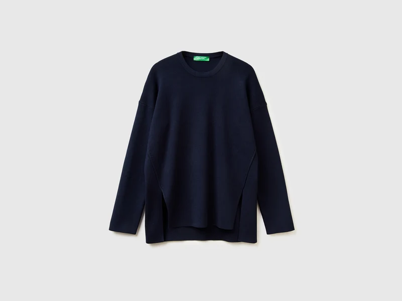 Pullover mit Schlitzen