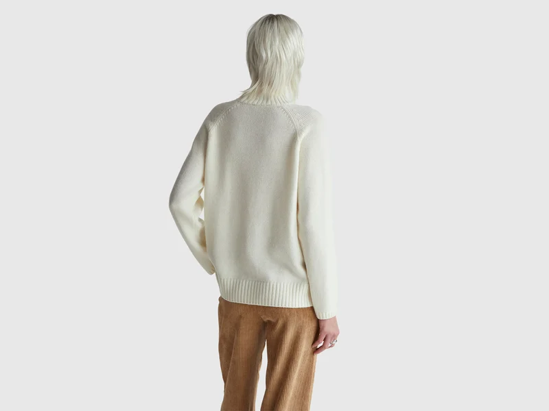 Oversize-Rollkragenpullover mit Fransen
