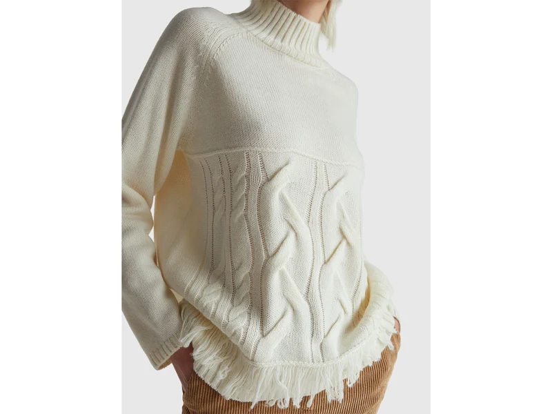 Oversize-Rollkragenpullover mit Fransen