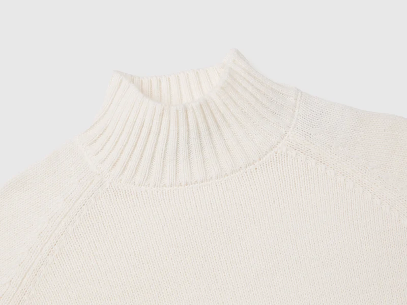 Oversize-Rollkragenpullover mit Fransen