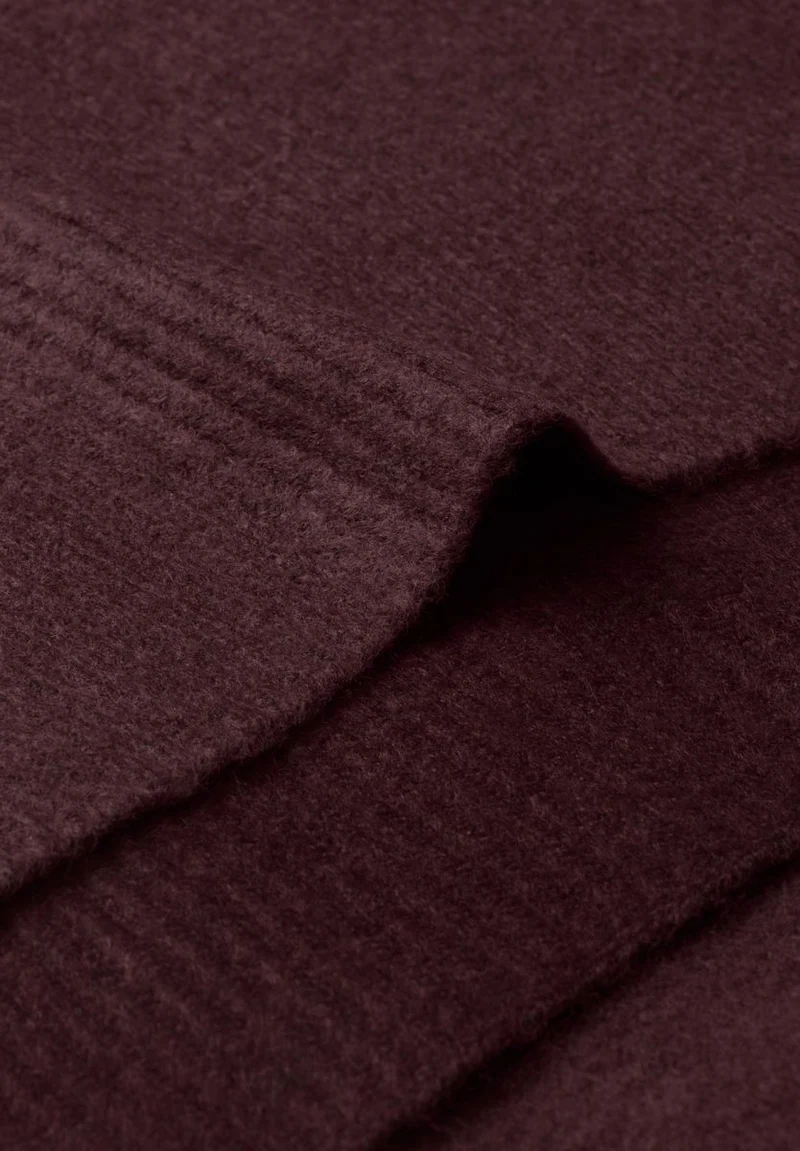 Langer Feinstrickschal in Unifarbe
