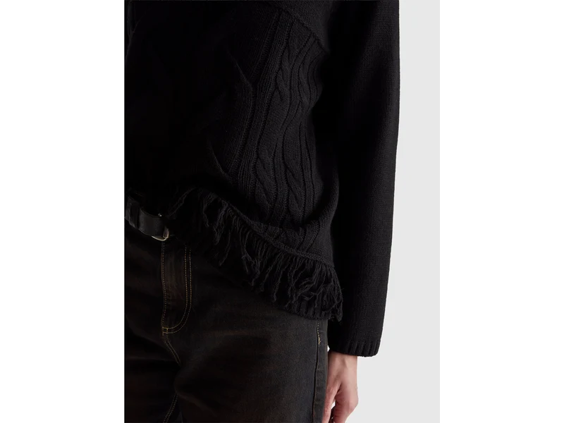 Oversize-Rollkragenpullover mit Fransen