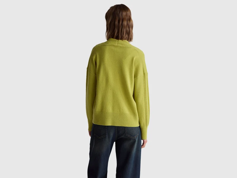 Pullover mit V-Ausschnitt aus 100 % Wolle