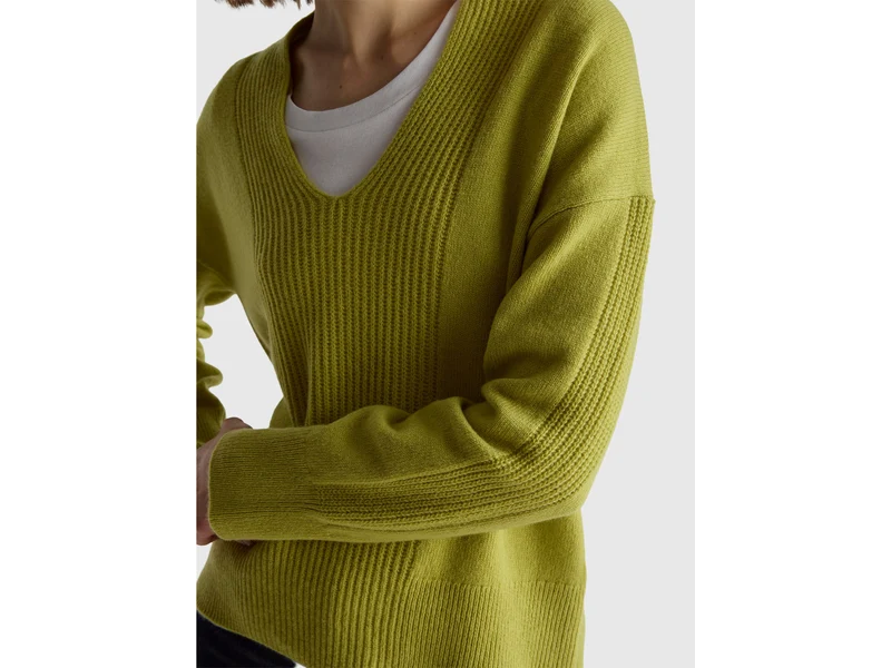 Pullover mit V-Ausschnitt aus 100 % Wolle