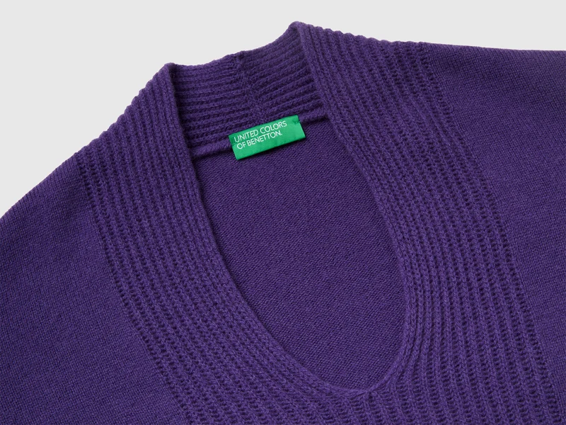 Pullover mit V-Ausschnitt aus 100 % Wolle