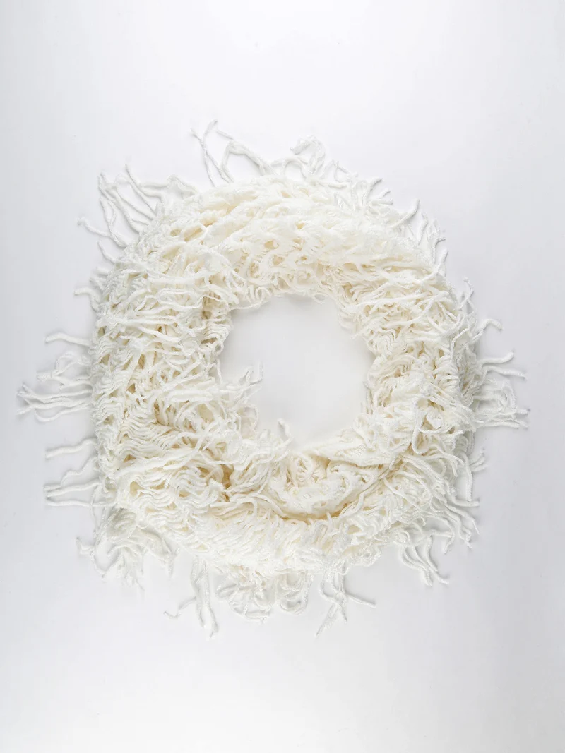 Sciarpa ad anello da donna con frange - bianco