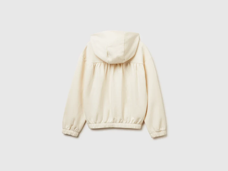 Warmes Sweatshirt mit Stickerei