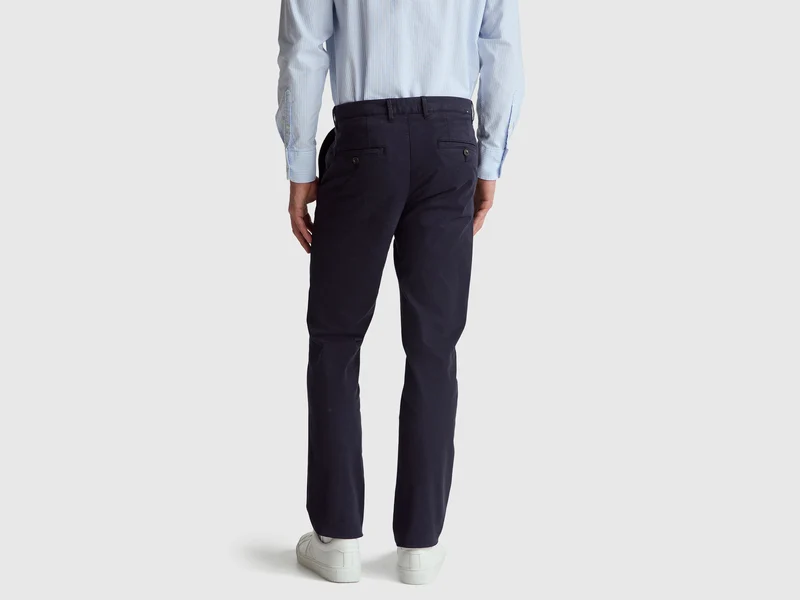 Dunkelblaue Chinos im Slim Fit