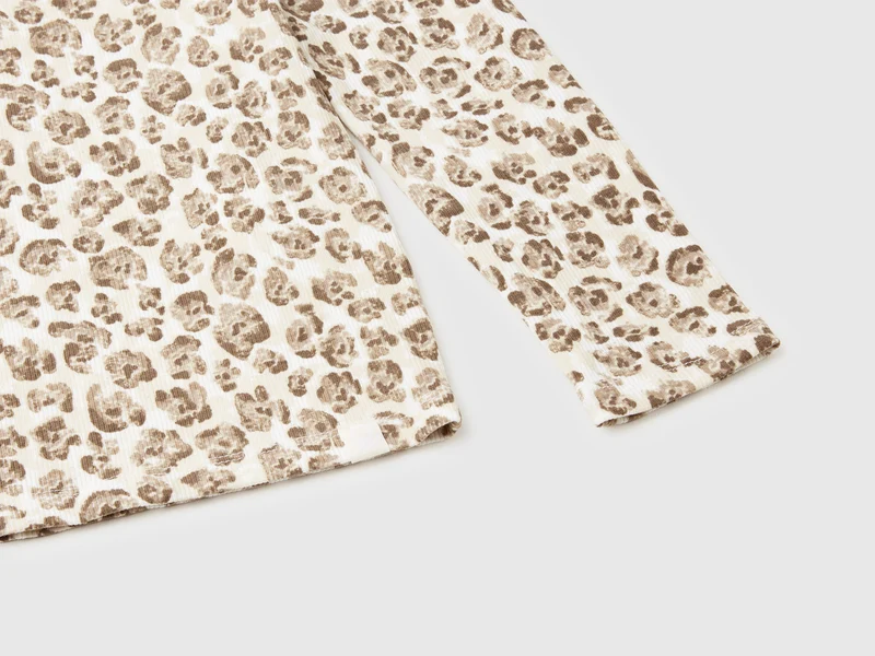 Beiges Rollkragen-T-Shirt mit Animal-Print