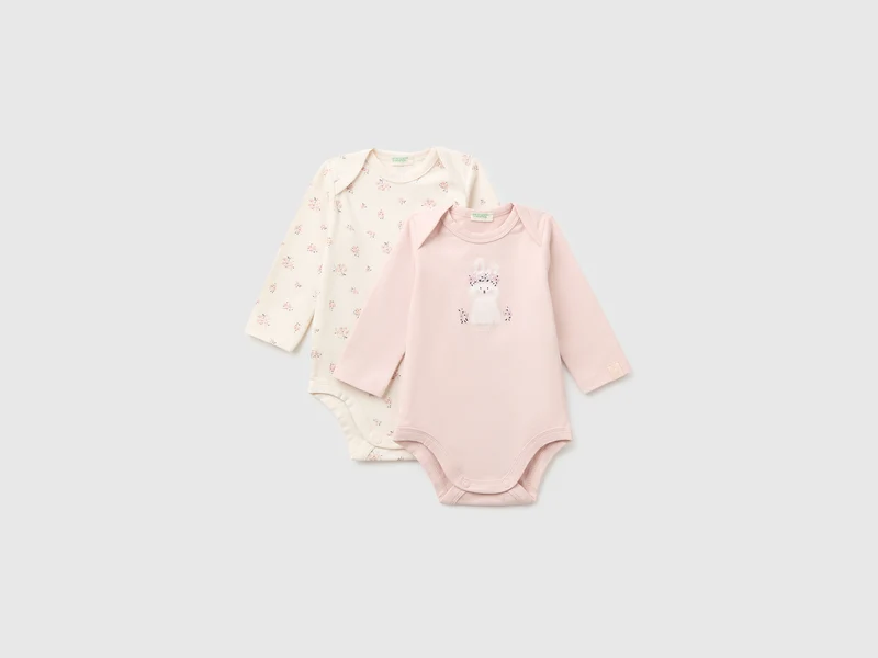 Zwei langärmelige Bodysuits