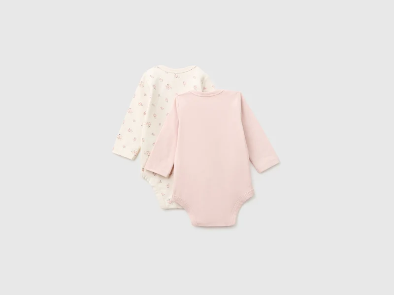Zwei langärmelige Bodysuits