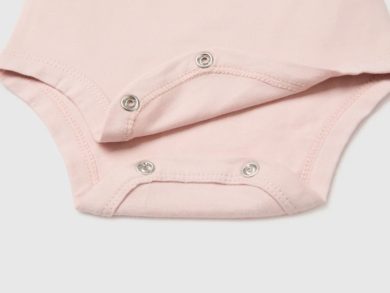 Zwei langärmelige Bodysuits