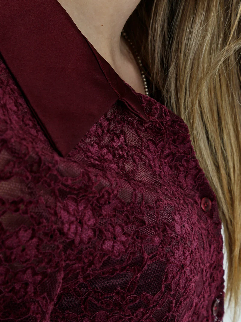 Camicia donna in pizzo con maniche lunghe e dettagli effetto raso - bordeaux