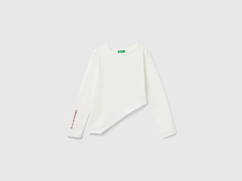 Shirt mit asymmetrischem Saum