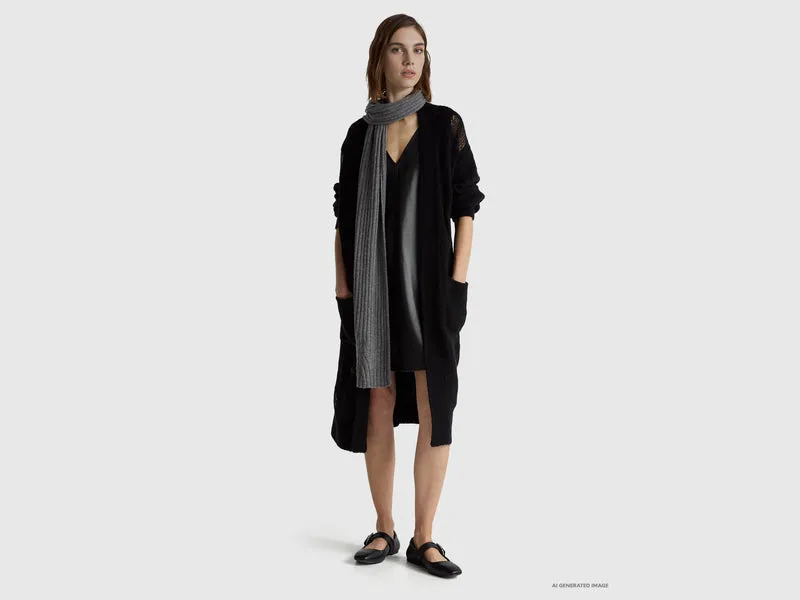 Kleid mit V-Ausschnitt aus beschichtetem Stoff