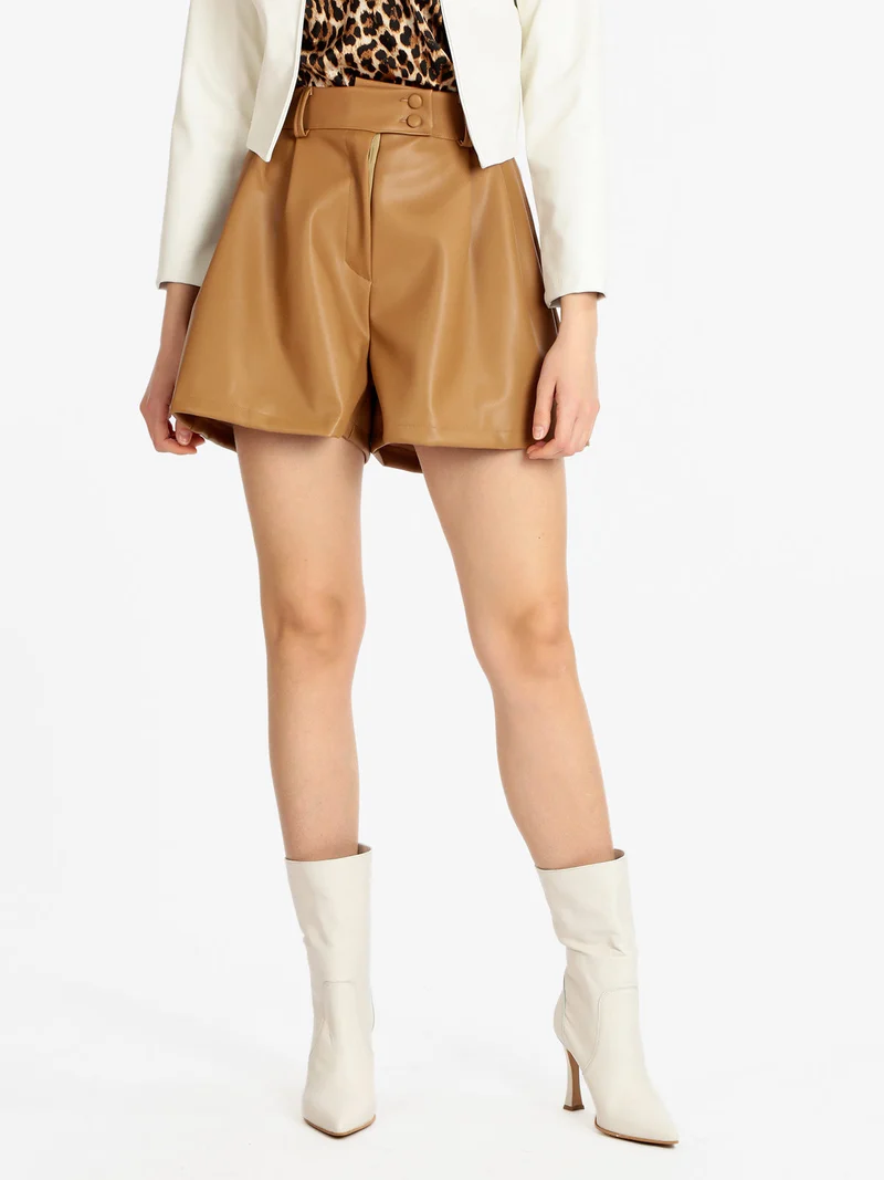 Shorts da donna in ecopelle - cammello