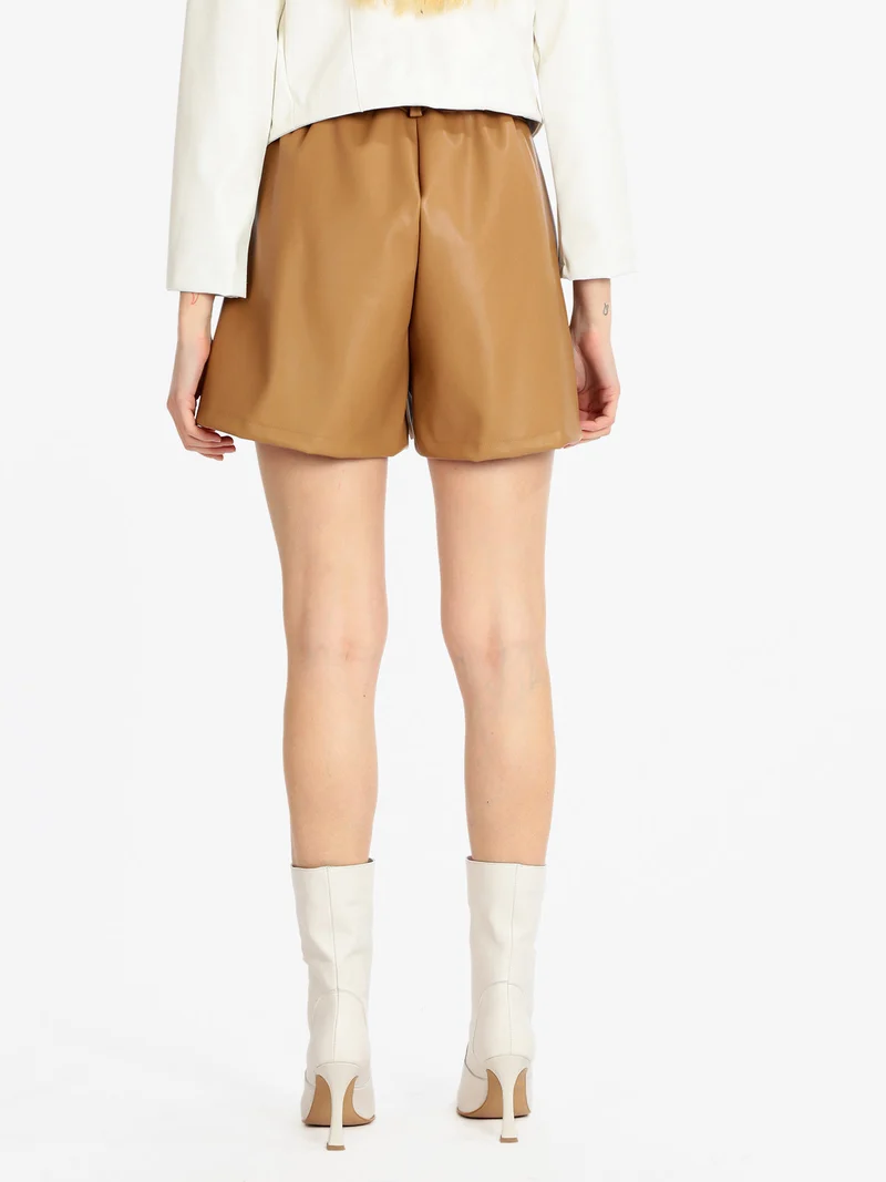 Shorts da donna in ecopelle - cammello