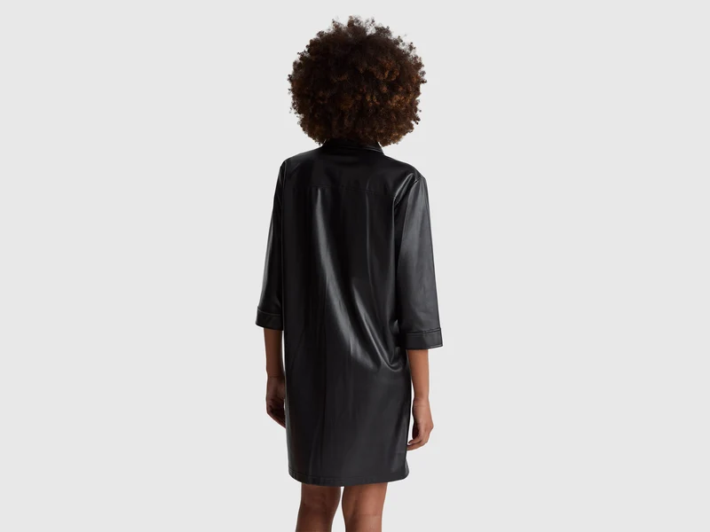 Kleid mit Kragen aus beschichtetem Stoff