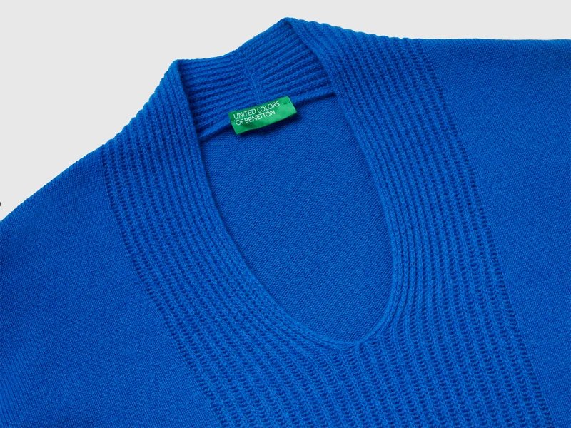 Pullover mit V-Ausschnitt aus 100 % Wolle