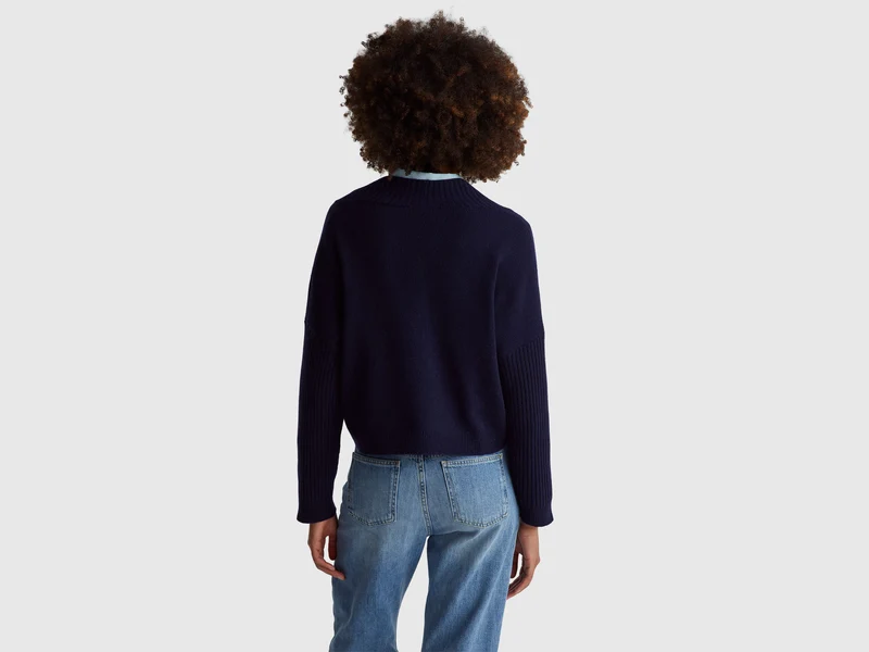 Pullover mit V-Ausschnitt und kastiger Passform