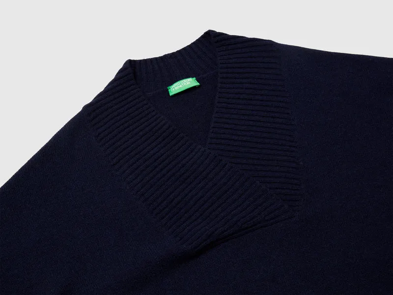 Pullover mit V-Ausschnitt und kastiger Passform