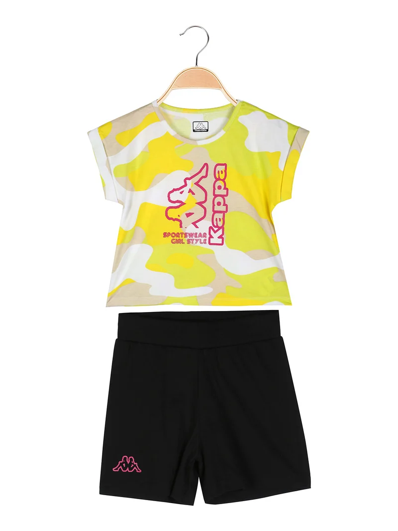 Completo corto da bambina in cotone con t-shirt mimetica e shorts - giallo