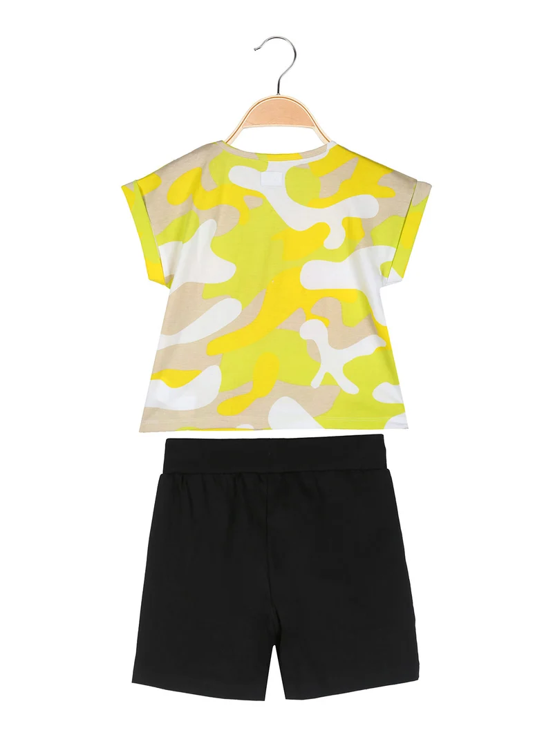 Completo corto da bambina in cotone con t-shirt mimetica e shorts - giallo