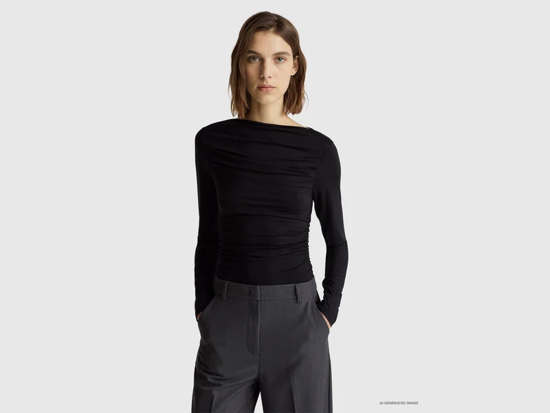 Tailliertes T-Shirt mit U-Boot-Ausschnitt
