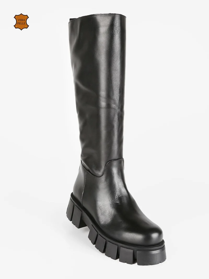 Stivali in pelle da donna con suola carrarmato - nero