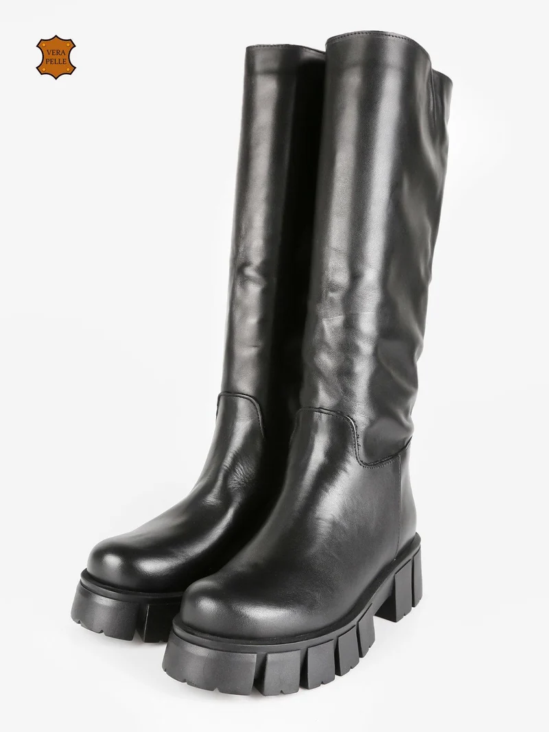 Stivali in pelle da donna con suola carrarmato - nero