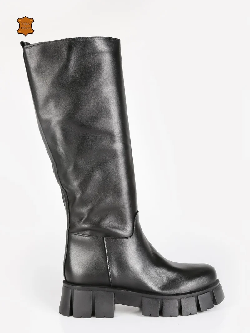 Stivali in pelle da donna con suola carrarmato - nero