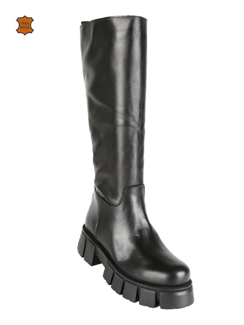 Stivali in pelle da donna con suola carrarmato - nero