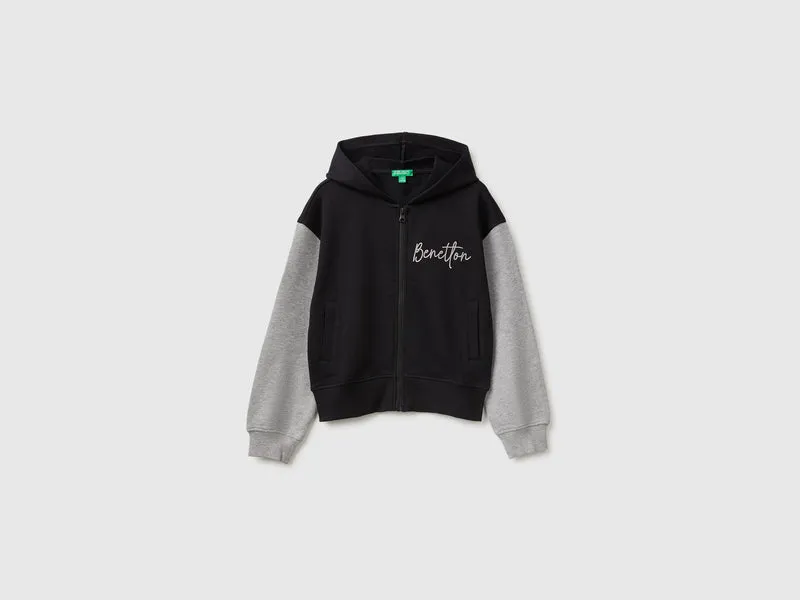 Kapuzenpullover mit Stickerei