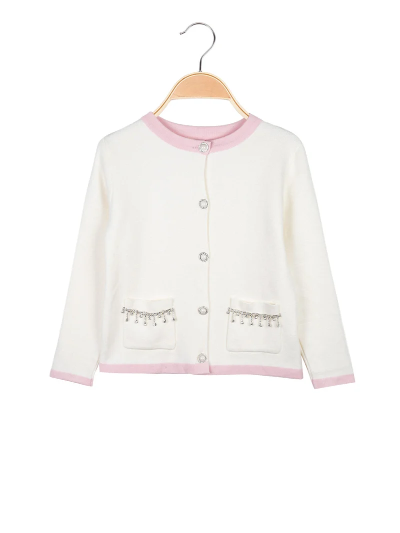 Cardigan da bambina in maglia con bottoni gioiello e taschini - panna