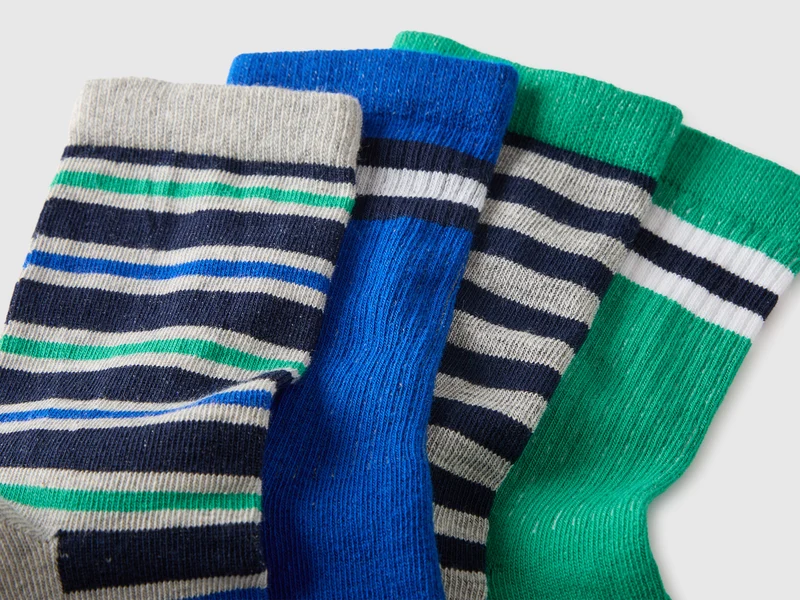 Vier lange Frotteesocken