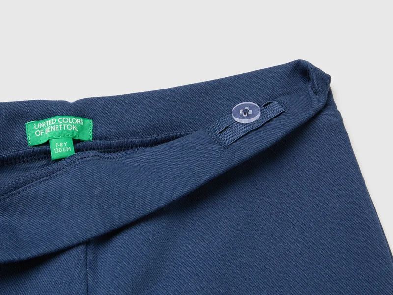 Weit geschnittene Hose aus Stretch-Baumwolle