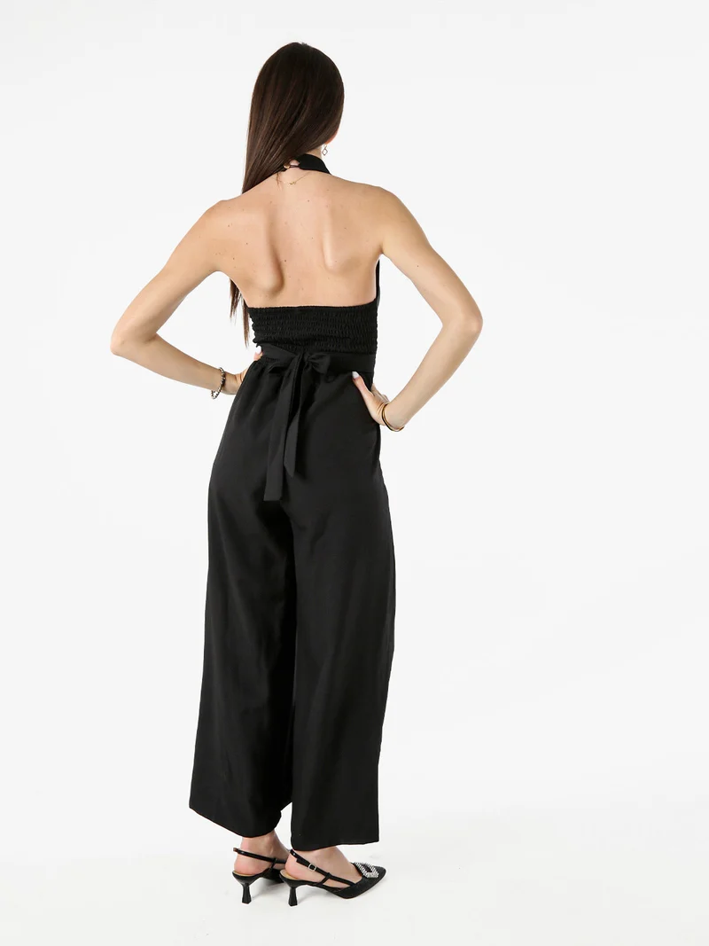 Tuta jumpsuite da donna con coppe imbottite e allacciatura al collo - nero