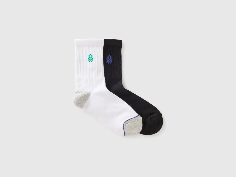 Zwei lange Frotteesocken