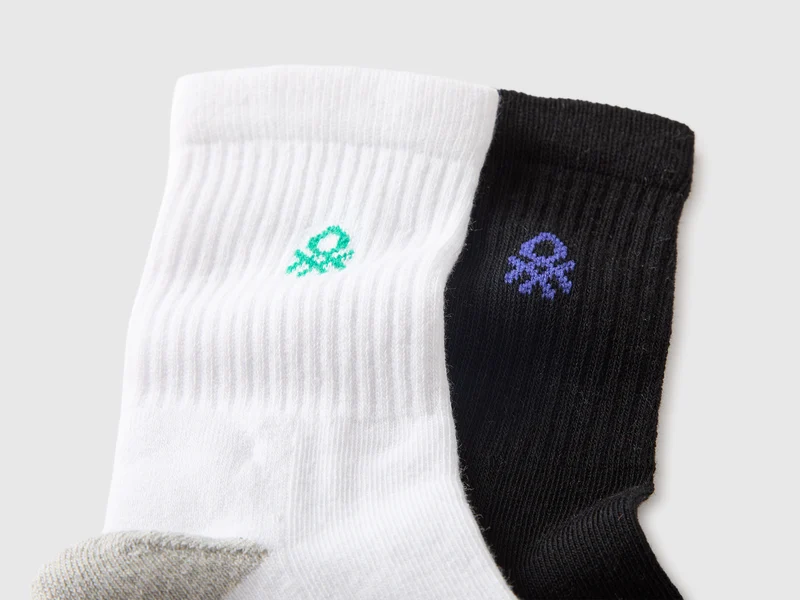 Zwei lange Frotteesocken