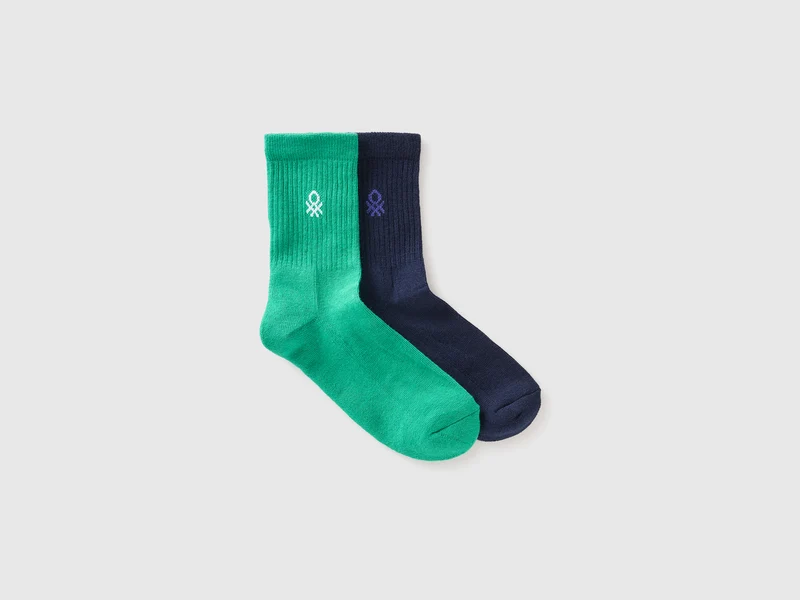Zwei Frotteesocken mit Logo