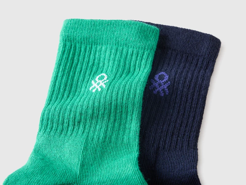 Zwei Frotteesocken mit Logo