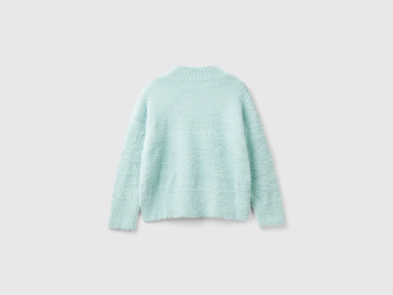 Aus pelzigem Garn gestrickt