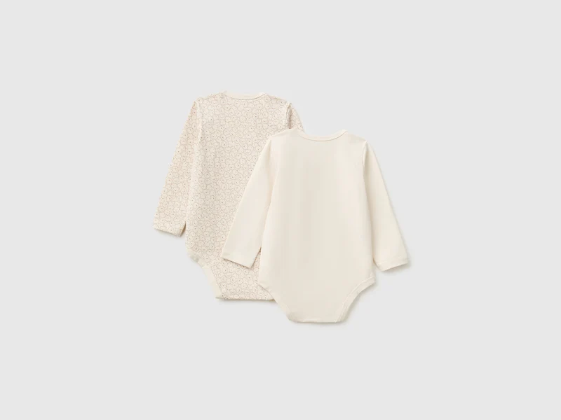 Zwei langärmelige Bodysuits