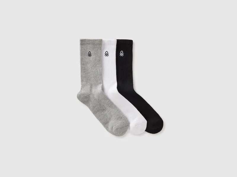Drei mittelgroße Frotteesocken