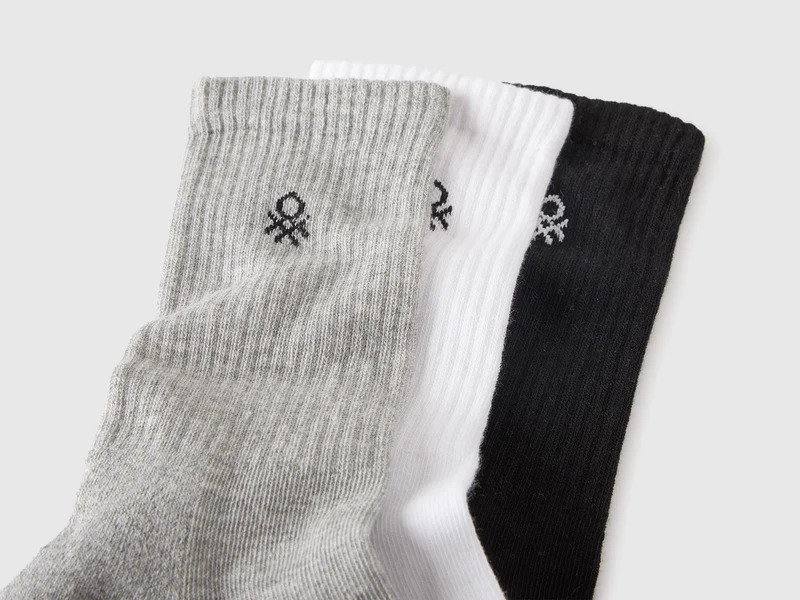 Drei mittelgroße Frotteesocken