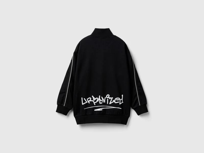 Sweater mit hohem Kragen und Graffiti-Aufdruck