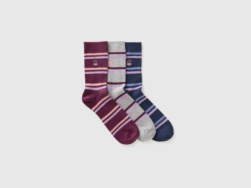 Drei Paar gestreifte 3/4-Socken