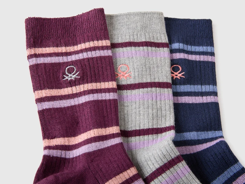 Drei Paar gestreifte 3/4-Socken